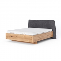 Łóżko z tapicerowanym zagłówkiem o nietypowym kształcie - 1